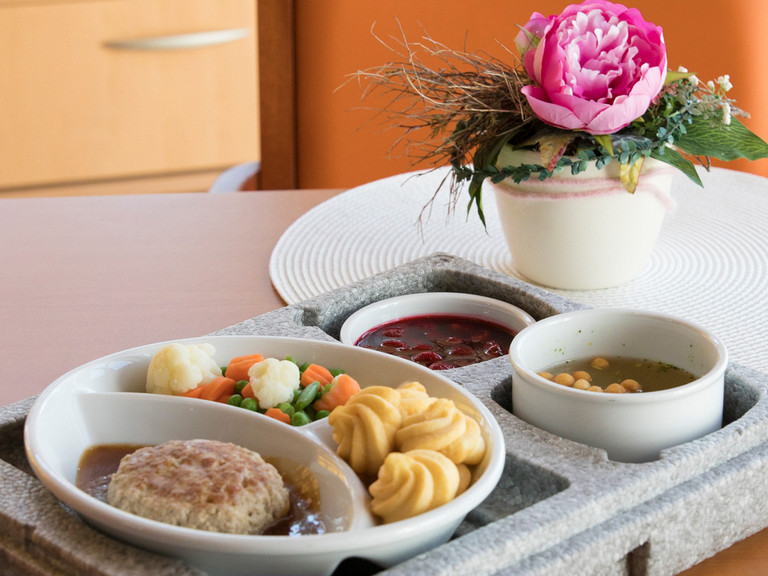 Tablett mit Essen - Immanuel Haus Bethanien in Hünfeld Tablett mit Essen - Immanuel Haus Bethanien in Hünfeld