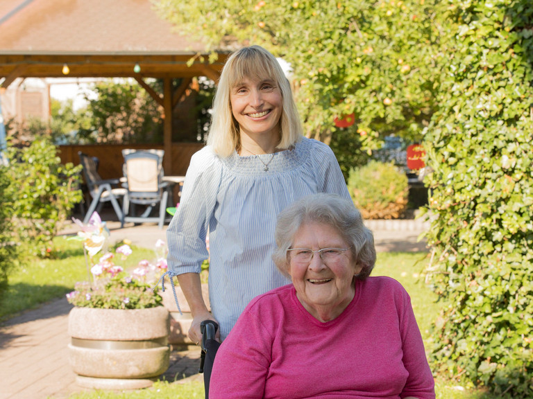 Pflegerin mit Bewohnerin im Garten - Immanuel Haus Bethanien Pflegerin mit Bewohnerin im Garten - Immanuel Haus Bethanien