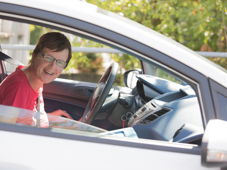 Pflegerin schaut aus Auto - Immanuel Haus Bethanien in Hünfeld Pflegerin schaut aus Auto - Immanuel Haus Bethanien in Hünfeld