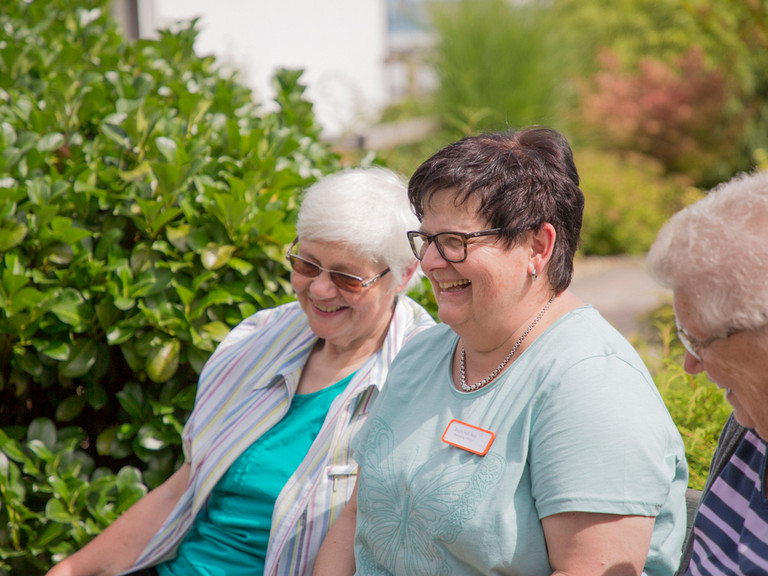 Seniorin und Pflegerin sitzen auf Bank - Immanuel Haus Bethanien in Hünfeld Seniorin und Pflegerin sitzen auf Bank - Immanuel Haus Bethanien in Hünfeld