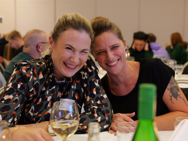 Lachende Teilnehmerinnen beim Pflegefachtag 2025 der Immanuel Albertinen Diakonie Lachende Teilnehmerinnen beim Pflegefachtag 2025 der Immanuel Albertinen Diakonie